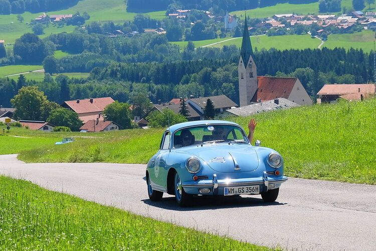 Malerische Landschaften: der Porsche 356 B, Baujahr 1962, mit Team Andrea und Günther Schwanitz. (Holger Zietz)
