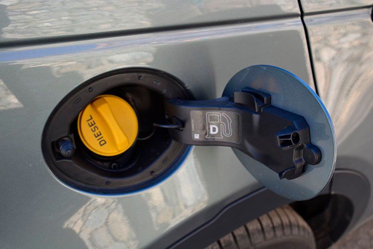 Sparen lässt sich beim Discovery Sport bei entsprechender Fahrweise auch beim Tanken – und das nicht nur, weil derzeit für den Liter Diesel nur rund ein Euro fällig wird. Dazu gleich mehr.  (Michel)