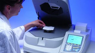 Der neue Mikrowellen Feuchte-/Feststoffbestimmer Smart System 5 von CEM wurde speziell für die Prozesskontrolle in der Lebensmittelindustrie konstruiert. (Archiv: Vogel Business Media)