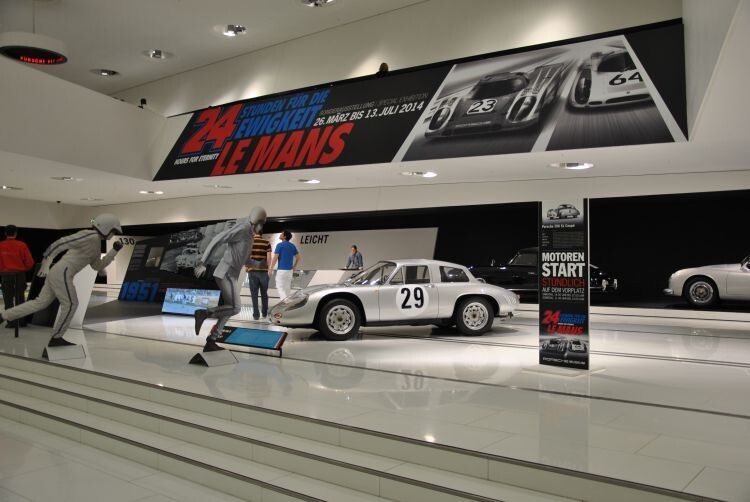 Von Kopf bis Fuß auf Le Mans eingestellt: Auftakt zur Museums-Sonderschau. (Foto: Dominsky)