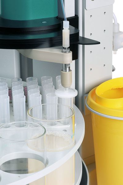 Filtration: Abfiltrieren von Feststoffen. (Bildpromotion: Deutsche Metrohm) (Archiv: Vogel Business Media)