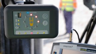 Der Keeper zeigt dem Staplerfahrer an, wenn sich ein mit einem Beeper ausgerüsteter Passant dem Fahrzeug nähert. (Comnovo)