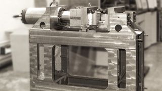 The first tie-bar-less frame in the laboratory. A revolutionary concept that became a global success
thanks to its significant customer benefits. (Image: ENGEL)