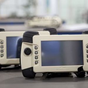 ROCU-7: Steuereinheit für das besonders kritische Umfeld, das auch bei extremen Temperaturschwankungen sowie unter schwierigen Umweltbedingungen, etwa bei hoher Staubentwicklung oder im unwegsamen Gelände einwandfrei arbeitet.