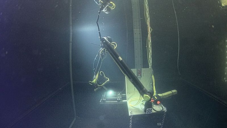 Der Mariow-Roboter schweißt autonom eine Kehlnaht unter Wasser.(Bild:  MARIOW Team / DFKI)