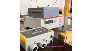 Der Surge-Messplatz im EMV-Labor: Hier werden elektronische Geräte auf Störfestigkeit gegenüber Stoßspannungen getestet (Hesch)