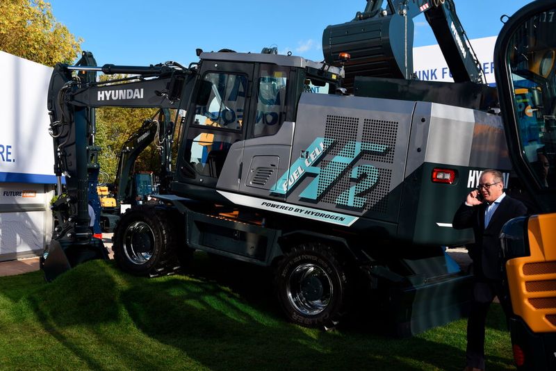 Auch bei Hyundai waren alternative Antriebe vertreten. Auf der Bauma zeigte das Unternehmen seinen 14 Tonnen schweren Wasserstoffbagger. Außerdem präsentierte es sein Wasserstoff-Brennstoffzellen-Aggregat und seinen 1,8-Tonnen-Minielektrobagger. (Bild: Stefanie Michel)