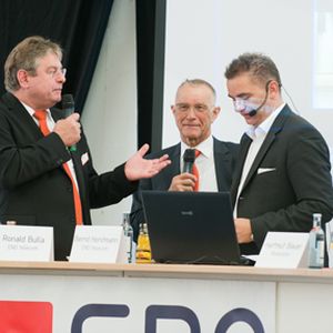 Ronald Bulla und Bernd Horstmann eröffnen die neunte Eno-Hausmesse. (Archiv: Vogel Business Media)