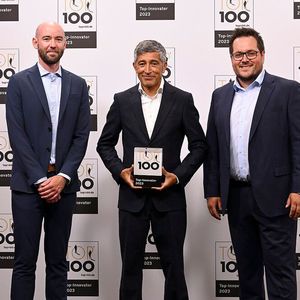 Fsk Industries hat es sich zur Aufgabe gemacht, smarte Software- und Hardwarelösungen für Cobots zu entwickeln. Das Besondere: auch Kunden ohne Programmierkenntnisse sollen damit ihre Produktionsanlagen automatisieren können. Fsk Industries hat sich dabei auf Cobots spezialisiert und arbeitet mit Universal Robots zusammen. Von links: Christian Sühwold (CEO), Nils Kühle (Geschäftsführer).(Bild:  KD Busch/compamedia)