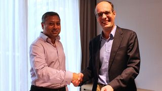 Sam G. Bose, CEO Intelli Sense.io, und Damien Caby, Senior Vice President BASF Oilfield Chemicals & Mining Solutions, geben die strategische Partnerschaft BASF Intelligent Mine powered by Intelli Sense.io bekannt. (BASF)