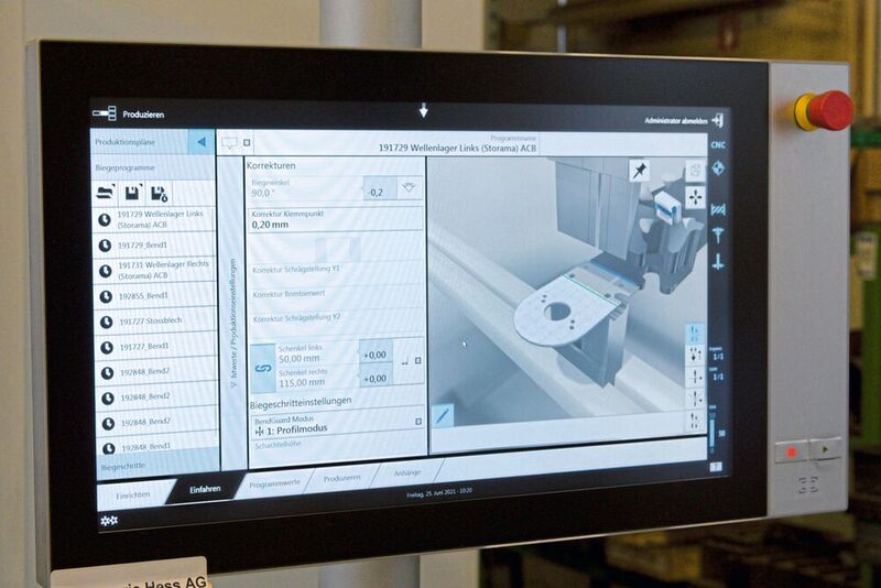 Eindeutig beschrieben: An den Bildschirmen der CNC-Steuerungen erhalten die Fachkräfte ausführliche Informationen über den Bearbeitungsprozess.  (Bild: SMM / Konrad Mücke)