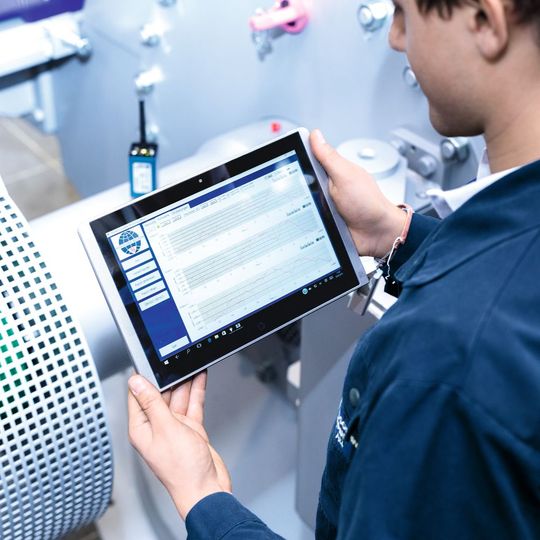 Die Messung läuft kabellos via Tablet-PC ab.(Bild:  Hosokawa Alpine)