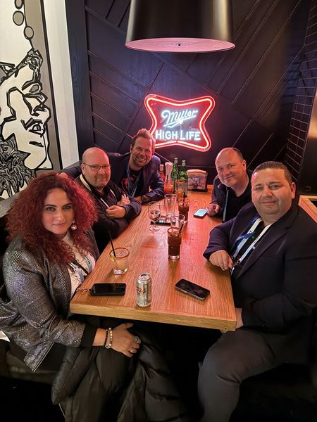 Meetings werden in Vegas überall gehalten: (v. l.) Besa Agaj (IT-BUSINESS), Adrian Moro (ARLT), Florian M. F. Löbig (MSI), Sven Buchheim (bluechip) und Erhan Ilhan (MSI) (Bild: Vogel IT-Medien )