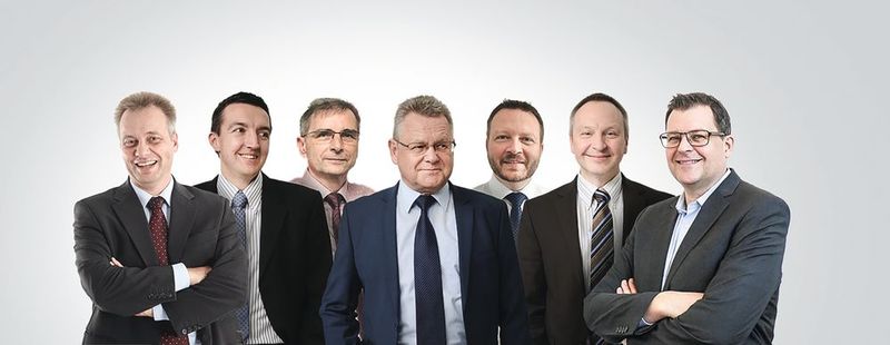 Die Führungsmannschaft (von links): Andreas Gimmer (Geschäftsleitung), Benjamin Klingenberg (Head of Production Asia and International Sales), Herbert Ketzer (Verkaufsleitung), Reinhard Broßeit (Verkaufsleitung), Thomas Beck (Vertriebsleitung), Klaus Weingärtner (Geschäftsleitung), Daniel Klein (Geschäftsleitung). (Bild: Würth Elektronik)