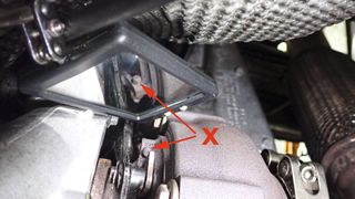 Kleine Ursache, große Leistungswirkung: Bei diesem überholten Turbolader war ab Werk der Anschlag der Leitschaufelverstellung komplett dejustiert. (Bild: Burkard Wild)