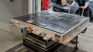 Für den Umgang mit Hochvoltbatterien braucht es zusätzliche Betriebsmittel, etwa spezielle Schwerlast-Hubtische. (Bild: Rosenow – VCG)