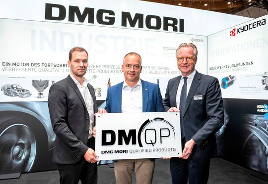Von links: Henrik Schurmann, Group CEO sowie Präsident, und Morten Mortensgaard, Sales Director, Metal Division von Kyocera Unimerco Tooling, sowie Christoph Grosch, Executive Director bei DMG Mori. Kyocera hat es jetzt ins DMQP-Netzwerk von DMG Mori mit seinen maßgeschneiderten Zerspanungswerkzeugen geschafft.(Bild:  DMG Mori)