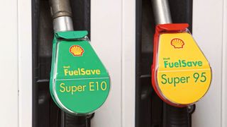 Super E10 führt im Vergleich zum E5-Kraftstoff noch immer ein Nischendasein in Deutschland. (Bild: Shell)