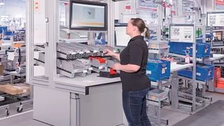 Das Assistenzsystem Acitve-Assist soll den Menschen an manuellen Arbeitsplätzen unterstützen. Durch Starterkits ermöglicht Bosch Rexroth einen einfachen Einstieg durch verschiedene Ausbaustufen. (Bild: Bosch Rexroth)