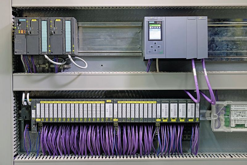 Die Simatic S7-1518F (oben rechts) ist die aktuell leis­tungsstärkste fehlersichere CPU der Controller-Generation S7-1500. (Siemens)