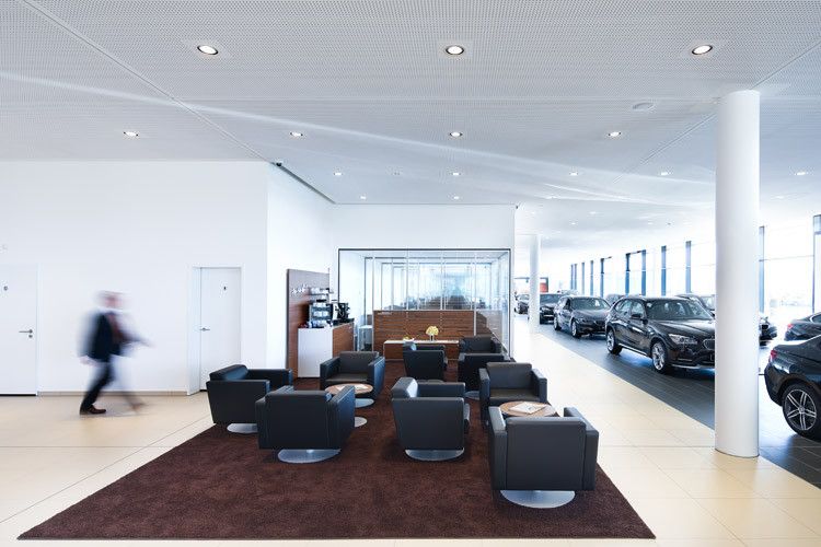 Ein bequemer Wartebereich schließt sich an den Schauraum an. (Foto: Becker-Tiemann)