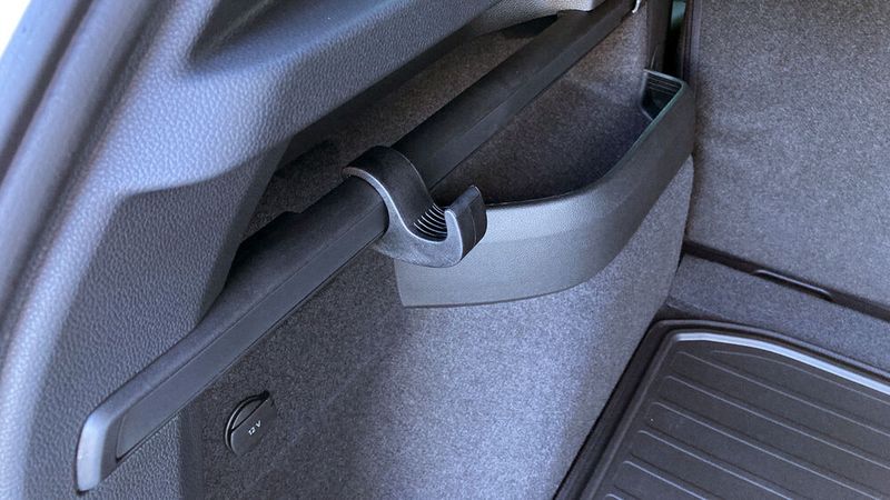 ... diverse Haken, Ablagen und Fächer, ... (Bild: Wehner – VCG)