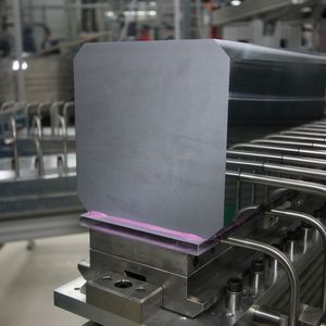 Bereit für die Sägen: Siliziumblöcke werden mit Robotern transportiert und auf einen Glasträger geklebt  Bild: Conergy