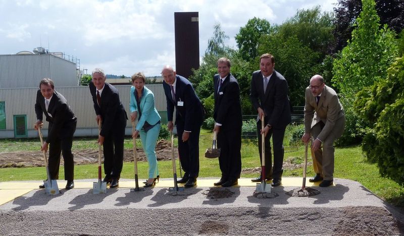 Beim Spatenstich für das neue Forschungszentrum am Evonik Standort Rheinfelden: Werner Wohner (Evonik), Peter Dettelmann (Evonik), Marion Dammann (Kreis Lörrach), Johann-Caspar Gammelin (Evonik), Klaus Eberhardt (Stadt Rheinfelden), Felix Schreiner (Landtag Baden-Württemberg), Sven Feldmann (Evonik). (Bild: Evonik Industries)