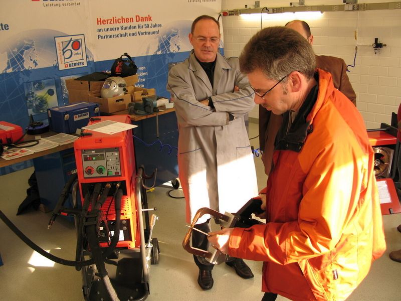 Ausnahmnswiese einmal nicht mit den Augen schauen, sondern mit den Fingern: Workshop-Teilnehmer probieren Karosseriegeräte selbst aus.  (Foto: Dominsky)
