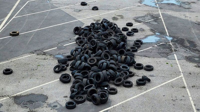 Altreifen am Straßenrand oder in der Natur abzulagern ist verboten und umweltschädlich – professionelle Entsorgung ist Pflicht.(Bild:  Rosenow – VCG)