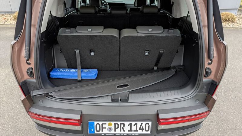 Der Santa Fe ist als Fünf-, Sechs- und Siebensitzer erhältlich; im Test war die siebensitzige Version. Wer die Sitze aus dem Boden hochklappt, weiß allerdings nicht, wohin mit der Laderaumabdeckung. (Bild: Rosenow – VCG)