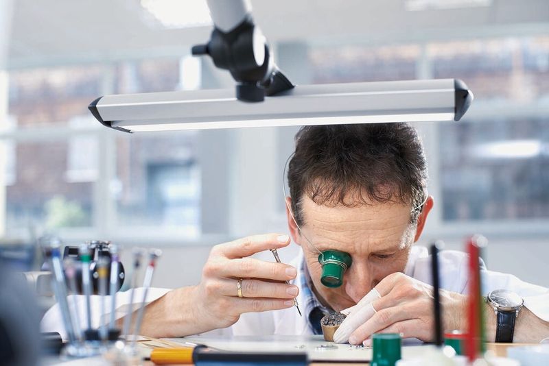 Am Uhrmacher-Arbeitsplatz gelten besonders hohe Anforderungen an die Beleuchtungsqualität. (Bild: Waldmann)