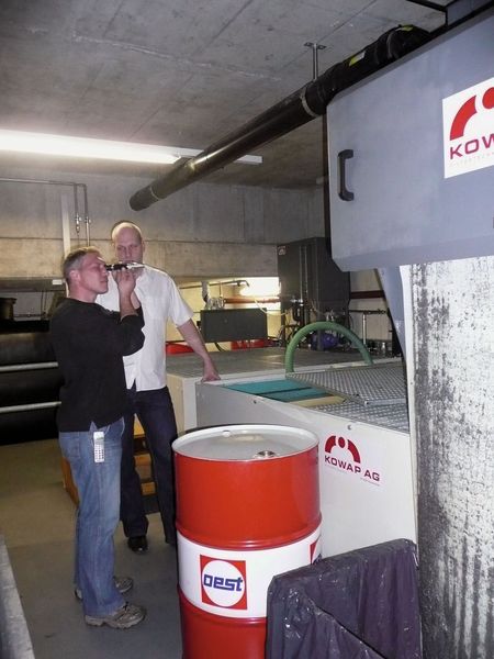 Zufriedenheit bei Anwender und Hersteller: Seit die neue Zentralanlage bei Erowa im Mai 2009 mit dem Oest Colometa Produkt befüllt wurde, liess sich die KSS-Standzeit gegenüber dem zuvor eingesetzten Wettbewerbsprodukt verdoppeln.  (Bild: Oest)