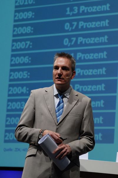 Wolfgang Michel, Chefredakteur des »kfz-betrieb« nahm die Besucher mit auf eine Reise nicht nur zu den zukünftigen Anforderungen im Automobilhandel. (T-Systems)