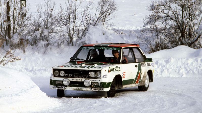 Fiat gewann mit dem 131 Abarth Rally in den Jahren 1977, 1978 und 1980 die Marken-Weltmeisterschaft. In der Saison 1980 wurde Walter Röhrl mit ihm das erste Mal Rallye-Weltmeister. (Bild: Abarth_Stellantis )