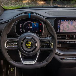 In der Version „Turismo“ erwarten die Passagiere Alcantara und ein Sportlenkrad.(Bild:  FCA/Abarth)