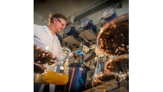 Marcell Nikolausz testet im Labor, wie die Biogasproduktion über die Fütterungsfrequenz gesteuert werden kann. (Bild: UFZ / André Künzelmann)