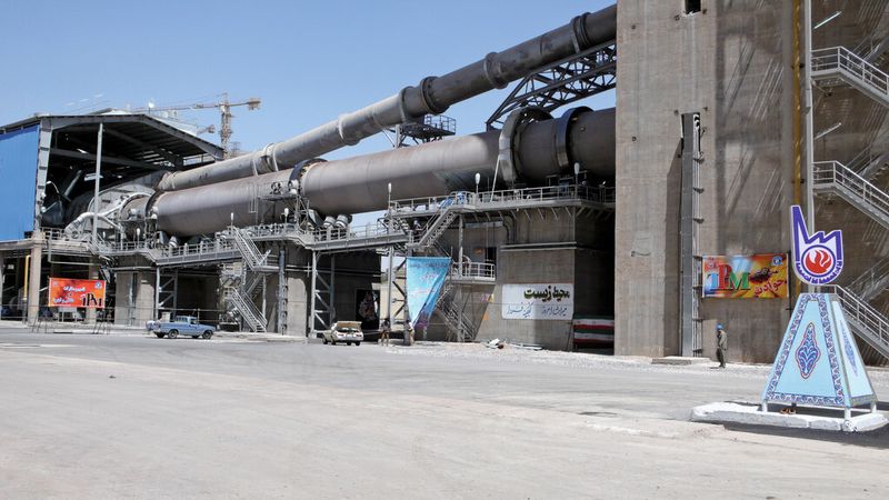 Bevor ein Ofen, wie hier im Iran, in die Anlage installiert werden kann, ist viel Engineering-Arbeit Vorraussetzung. (IKN)