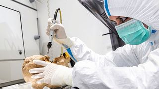Afb. 1: Monsterafname in het laboratorium voor oud DNA aan het EURAC-instituut voor mummieonderzoek in Bolzano. (Afbeelding:Eurac Research / Ivo Corrà)