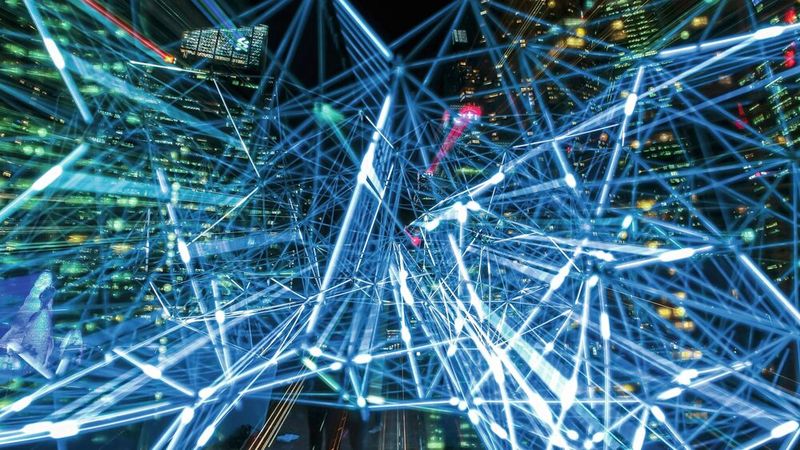 Dezentrale Einspeisung und digitale Steuerung verändern die Struktur moderner Stromnetze.(Bild:  frei lizenziert / Pexels)