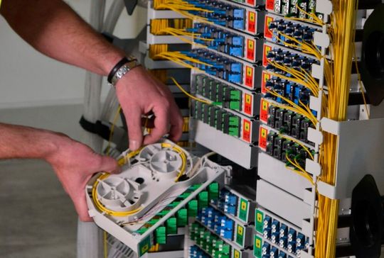 Im letzten Jahr war die deutsche Elektro- und Digitalisierungsbranche eher auf Widerstände gestoßen, was die Konjuktur anbelangt. Der Branchenverband ZVEI, der derzeit auf der Hannover Messe ist, glaubt, dass sich die Zeiten verbessern – wenn auch zögerlich.(Bild:  J. Huber)