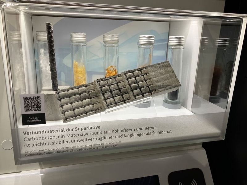 Mit über 100 Millionen verbauten Kubikmetern im Jahr ist Stahlbeton der wichtigste Baustoff in Deutschland – aber nicht der haltbarste. Carbonbeton bietet eine neue Art des Bauens: Der Materialverbund aus Carbonfasern und Hochleistungsbeton ist leichter als herkömmlicher Stahlbeton, umweltverträglicher und kann nicht rosten. Die Firma C3 - Carvon Concrete Composite e.V. hat ihn entwickelt. (Bild: Juliana Pfeiffer/VCG)