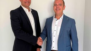 Glückwunsch zum neuen Posten! Ziehl-Abegg-Vorstandschef Dennis Ziehl (rechts) begrüßt den bisherhigen Produktionsvorstand Joachim Ley als neuen CEO des Elektromotoren- und Ventilatorspezialisten aus Künzelsau. (Bild: Ziehl-Abegg)