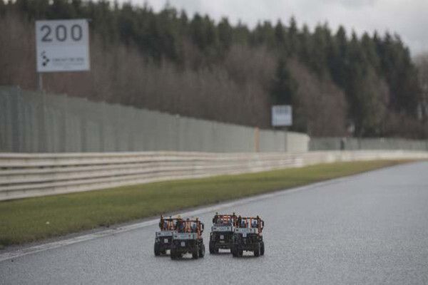 Fast gleich auf gehen nun alle vier Unimogs auf die lange Bergauf-Gerade. (Bild: RWTH Aachen/ika)