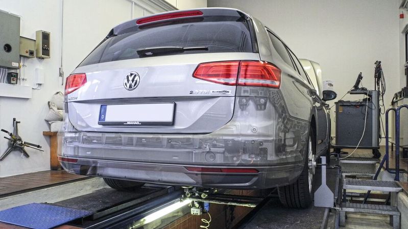  Lackschichtdicken-Messung per Ultraschall reicht nicht aus.(Bild:  AZT)