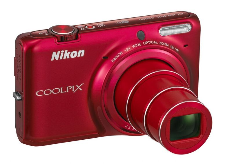 Die Kompaktkamera S6500 aus der Coolpix-Reihe bietet 12-fachen optischen Zoom. (Bild: Nikon)