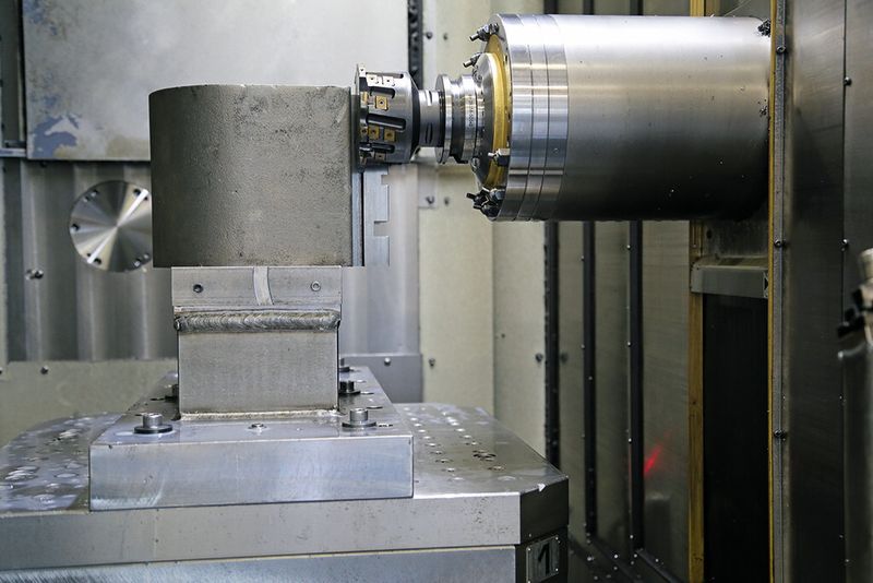 Blick in das Horizontal-BAZ und die Arbeitssituation. In der Regel wird die Nut mit diesem Walter-Komplettwerkzeug in zwei Arbeitsschritten fertig bearbeitet.  (M. Böhm)