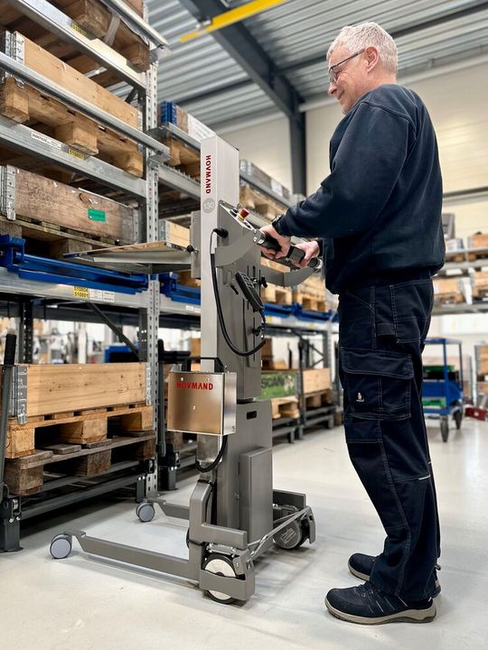 Das Besondere am neuen Hovmand-Elektrohebelift ist laut Hersteller das Feature „E-Drive“, das dem Anwender körperliche Strapazen im Lagerbetrieb erspart.(Bild:  Hovmand)