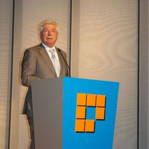 Bayerns Wirtschaftsminister Martin Zeil eröffnet die Automatica 2010.