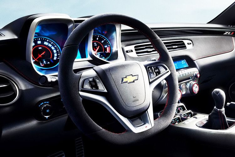 Mit an Bord sind u.a. Lederausstattung, Head-Up-Display, Xenon-Scheinwerfer und ein Sound-System. (Foto: Chevrolet)